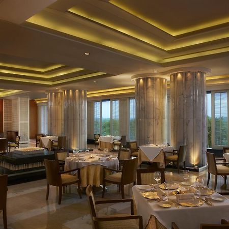 The Leela Ambience Gurugram Hotel&Residences Gurgaon Interior foto The restaurant