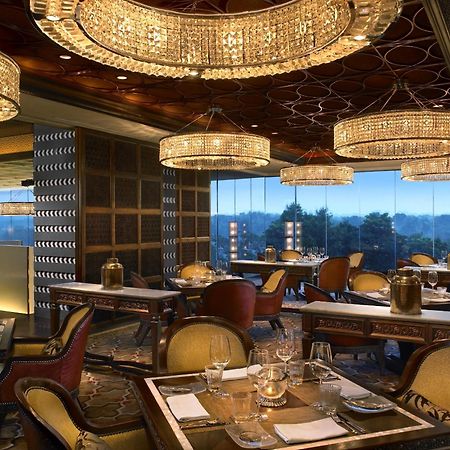 The Leela Ambience Gurugram Hotel&Residences Gurgaon Restaurante foto The interior of the restaurant