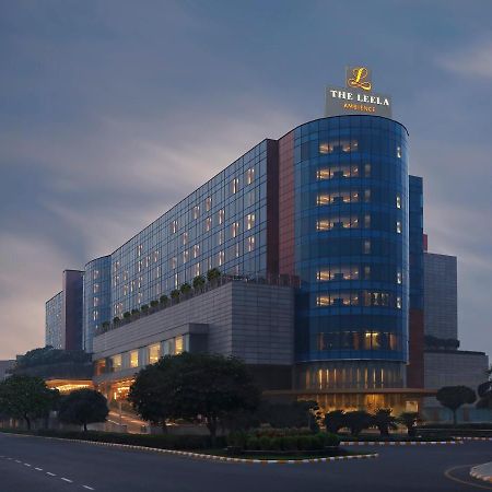 The Leela Ambience Gurugram Hotel&Residences Gurgaon Exterior foto The hotel at night