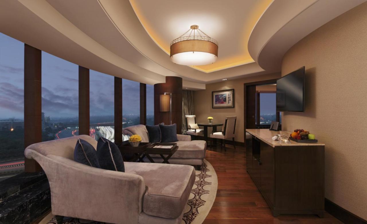 The Leela Ambience Gurugram Hotel&Residences Gurgaon Exterior foto A suite at the hotel