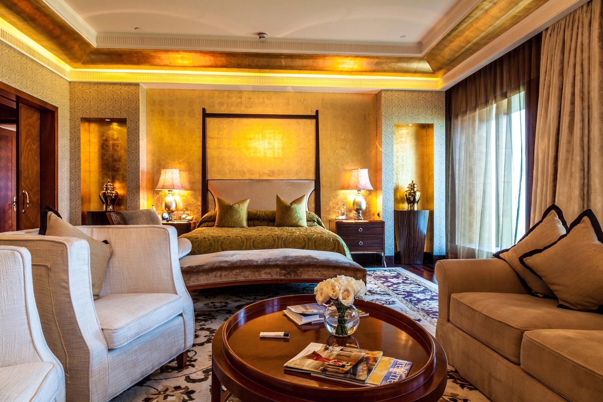 The Leela Ambience Gurugram Hotel&Residences Gurgaon Exterior foto A suite at the Taj Mahal Palace