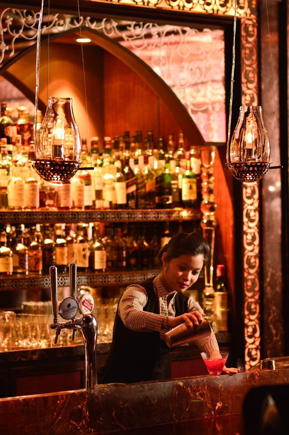 The Leela Ambience Gurugram Hotel&Residences Gurgaon Exterior foto The bar at the Monkey Bar