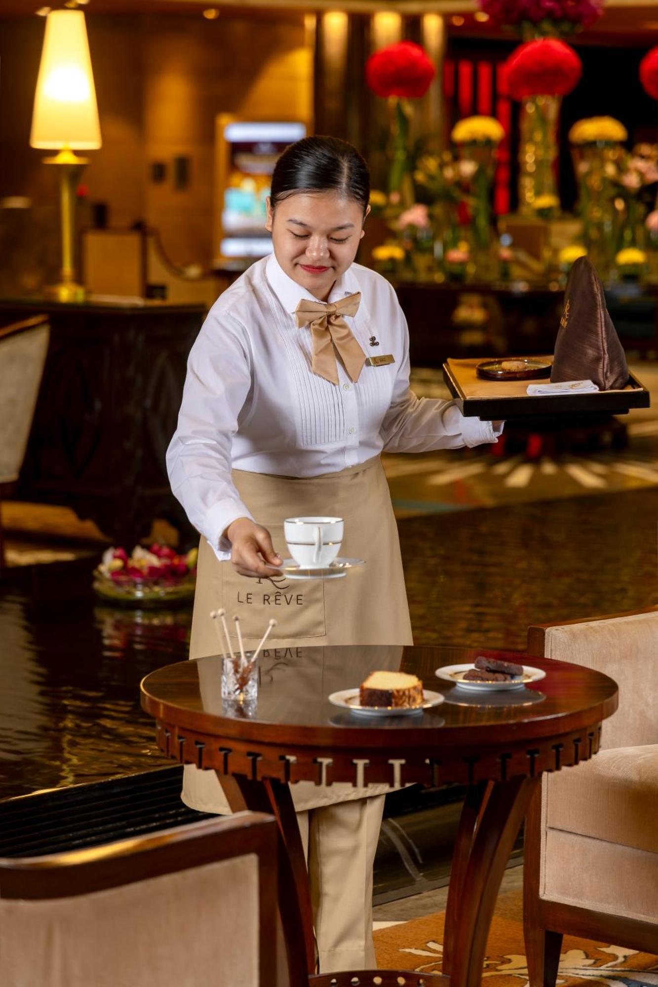 The Leela Ambience Gurugram Hotel&Residences Gurgaon Exterior foto A server at work