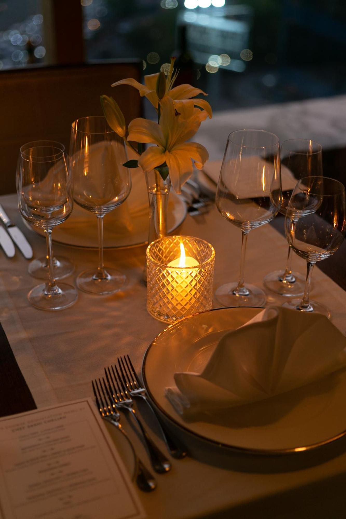 The Leela Ambience Gurugram Hotel&Residences Gurgaon Exterior foto A candle on a dinner table