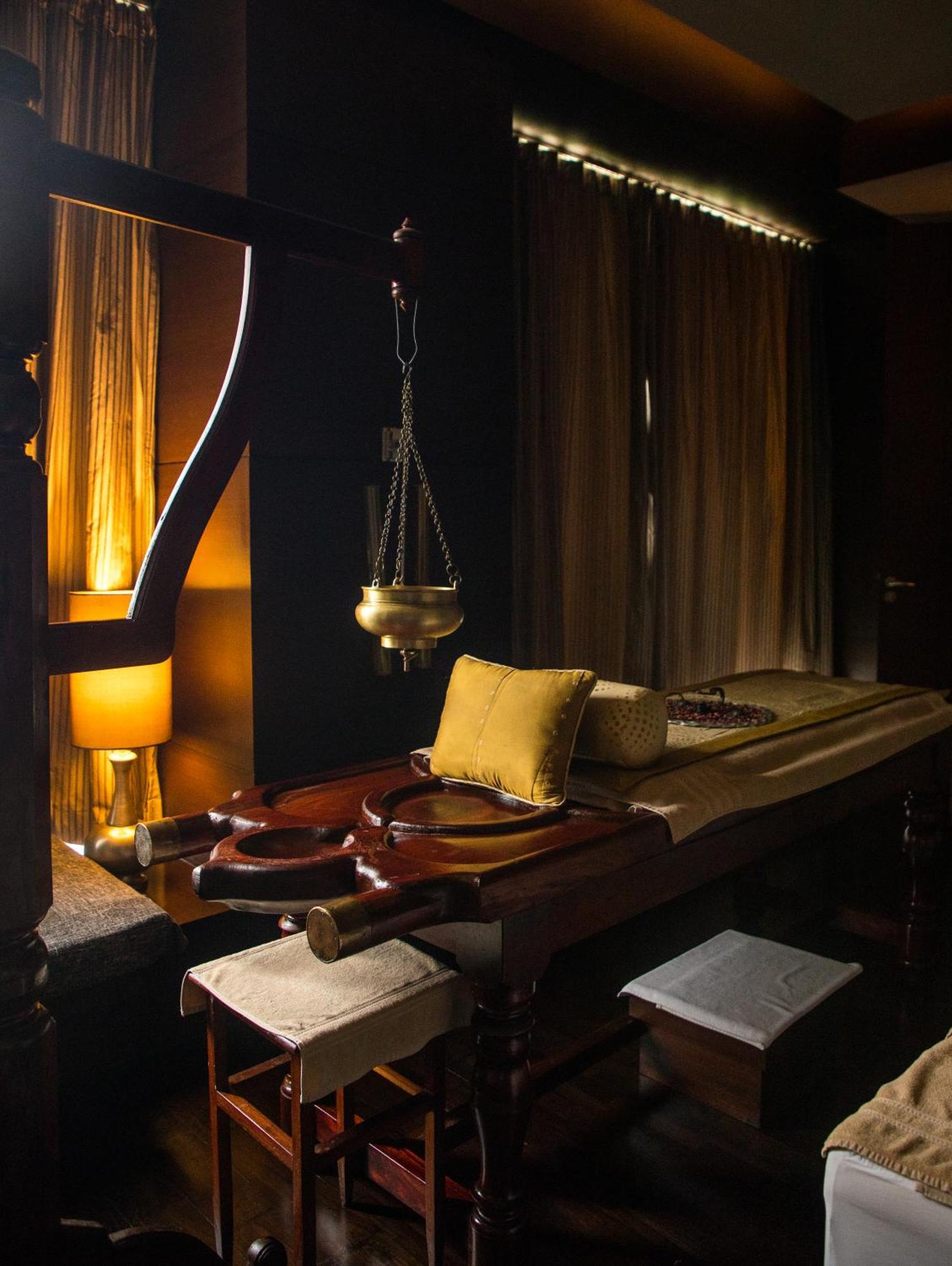 The Leela Ambience Gurugram Hotel&Residences Gurgaon Exterior foto Ayurvedic massage table