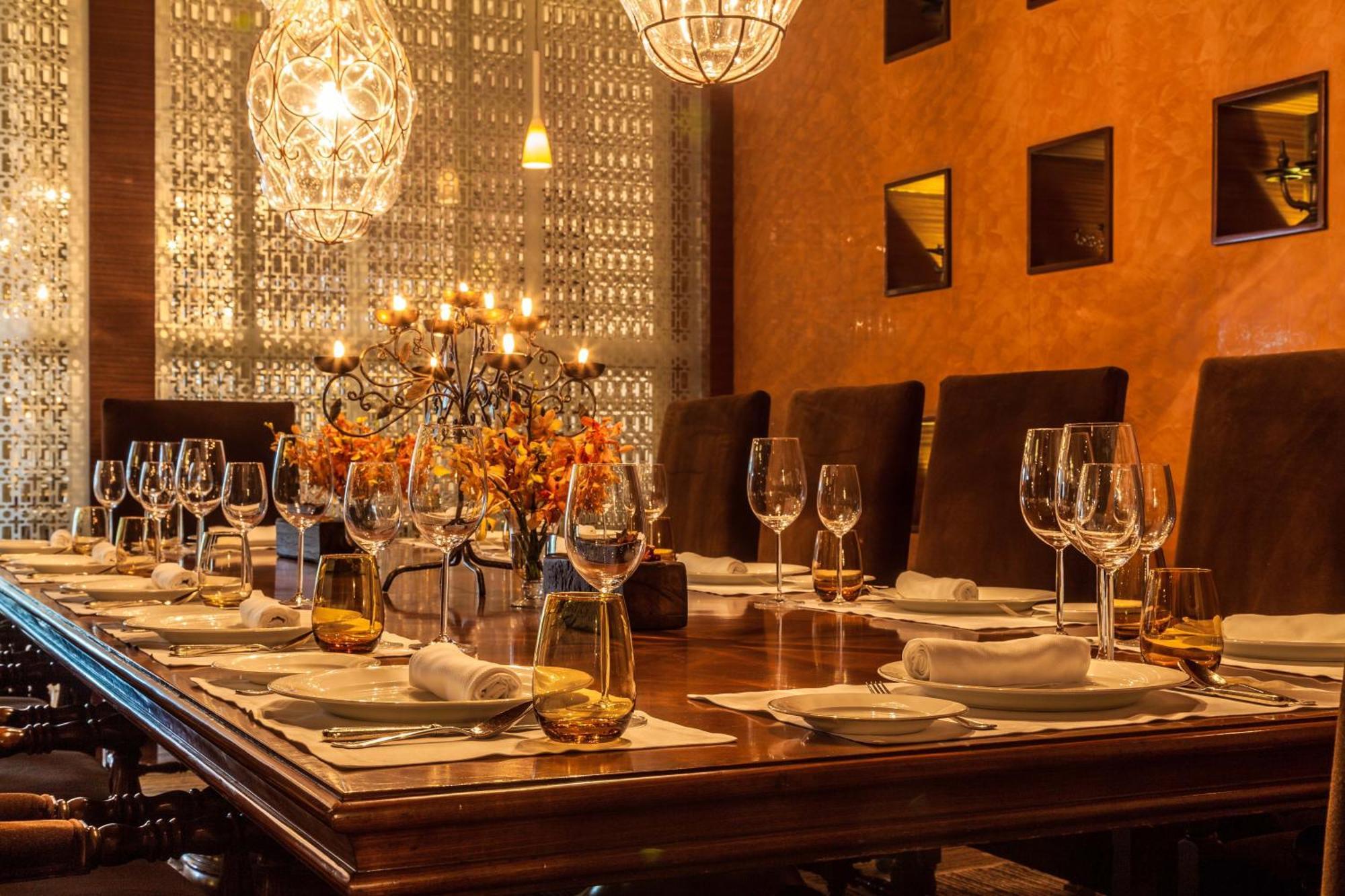 The Leela Ambience Gurugram Hotel&Residences Gurgaon Exterior foto A dining room table set for a meal