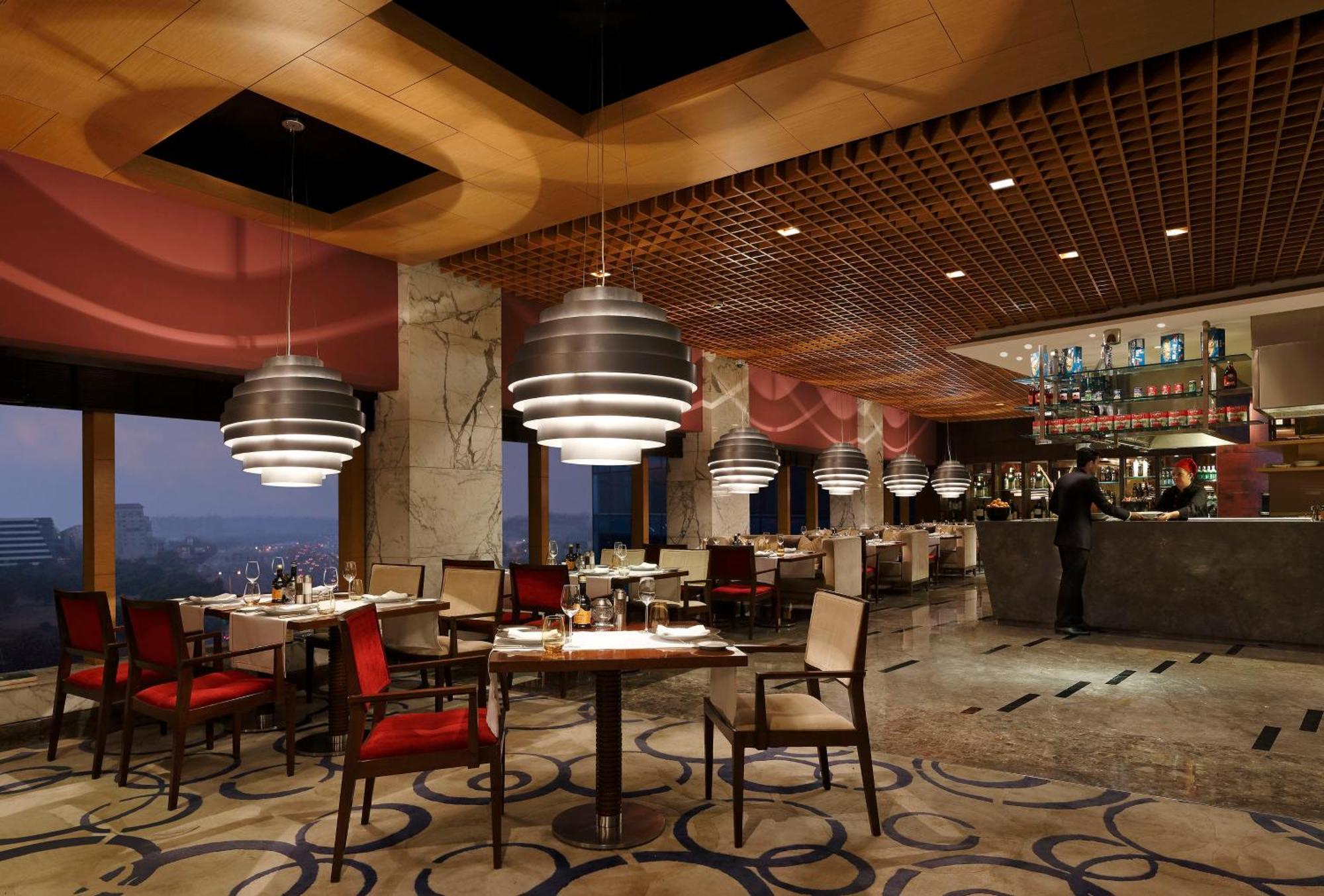The Leela Ambience Gurugram Hotel&Residences Gurgaon Exterior foto The restaurant