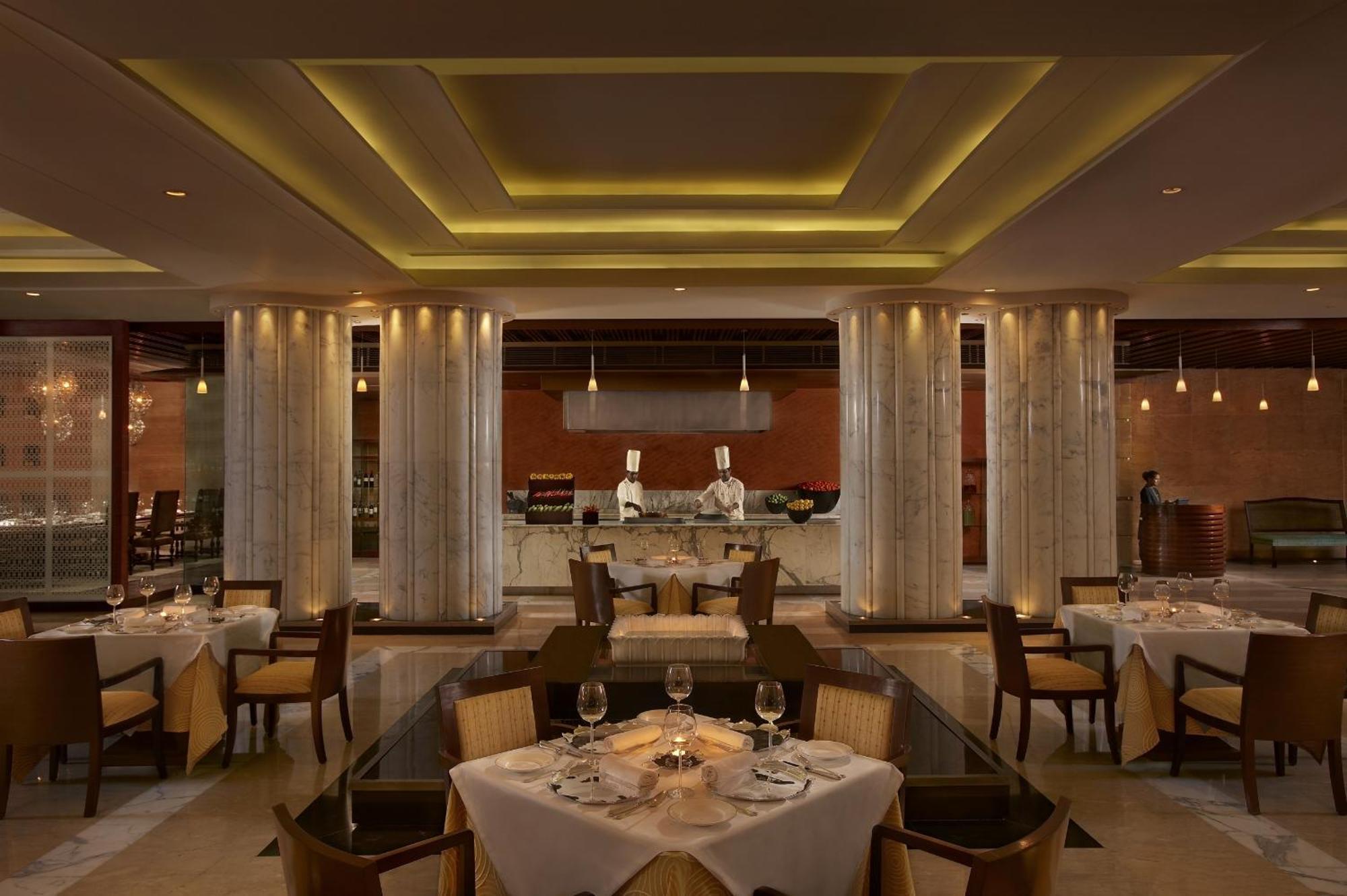 The Leela Ambience Gurugram Hotel&Residences Gurgaon Restaurante foto The restaurant