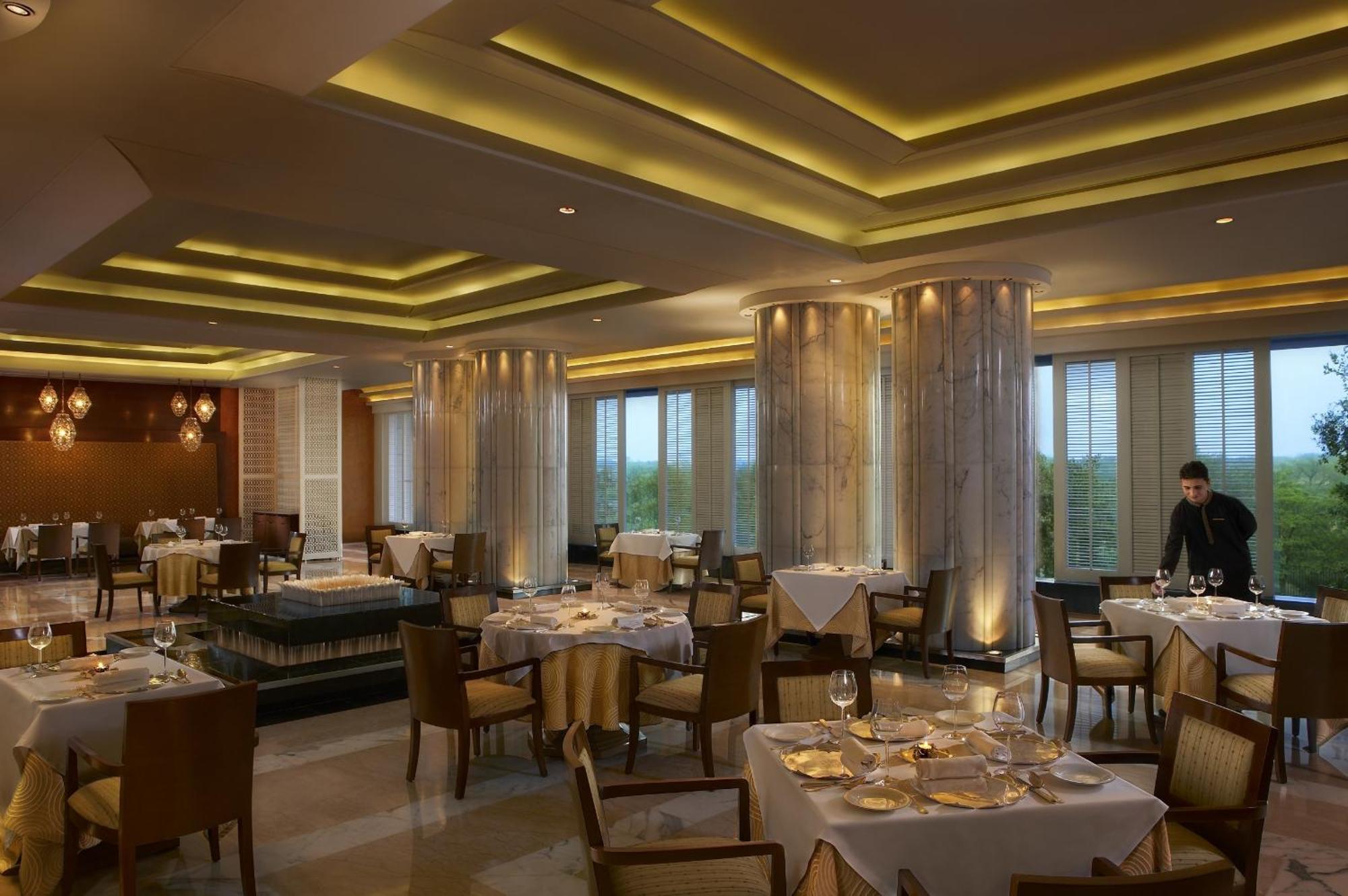 The Leela Ambience Gurugram Hotel&Residences Gurgaon Interior foto The restaurant