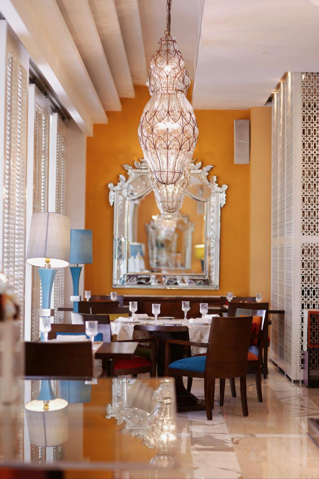 The Leela Ambience Gurugram Hotel&Residences Gurgaon Exterior foto The restaurant