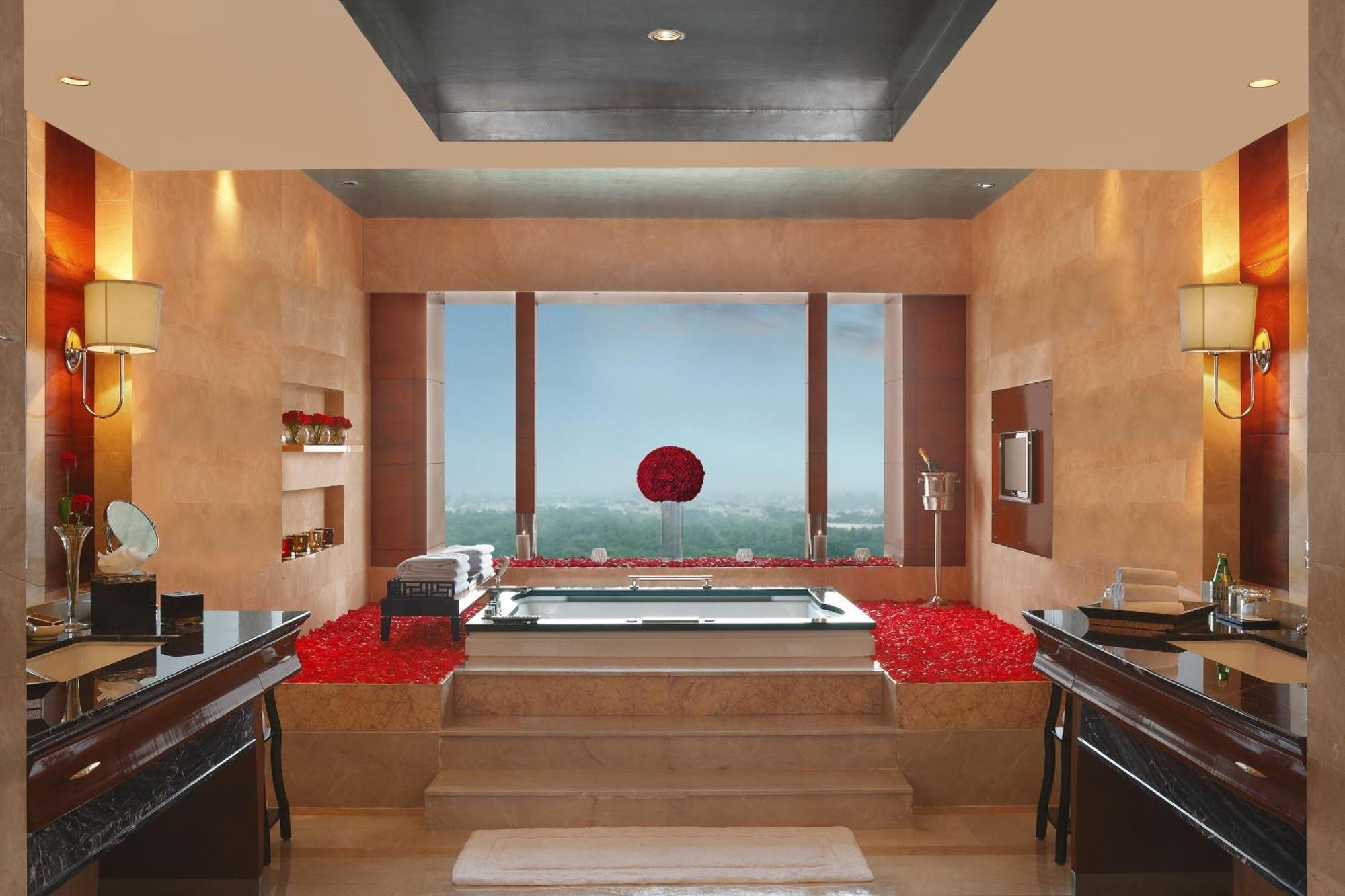 The Leela Ambience Gurugram Hotel&Residences Gurgaon Exterior foto Bathroom