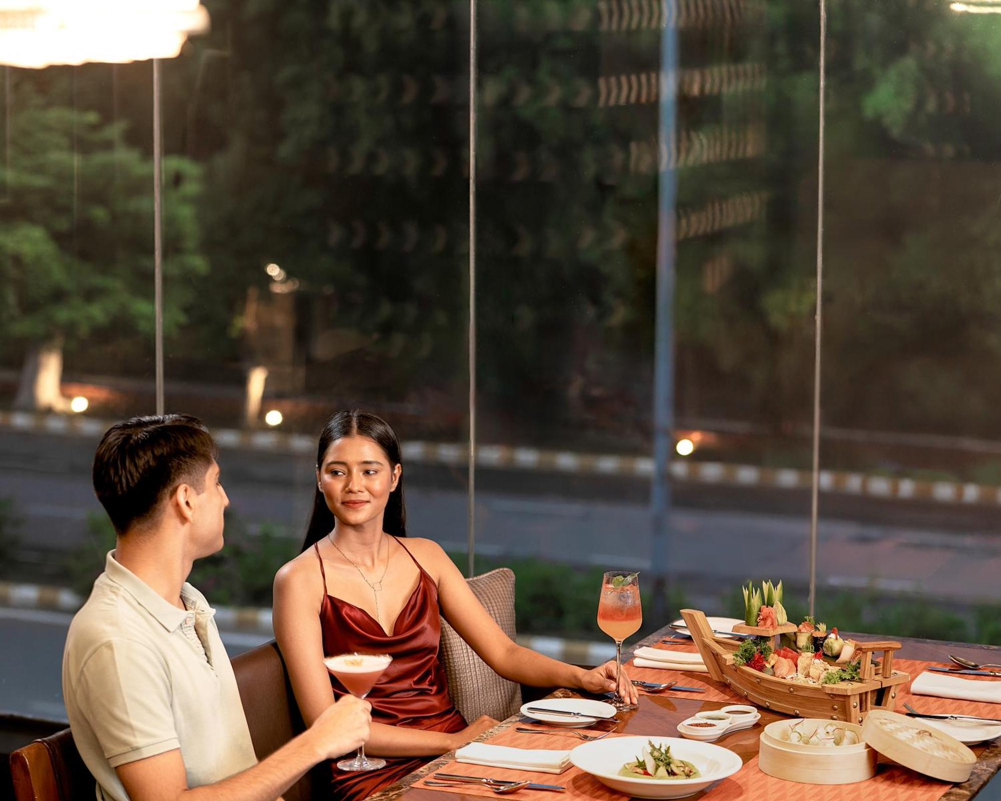 The Leela Ambience Gurugram Hotel&Residences Gurgaon Exterior foto A couple dining at the restaurant