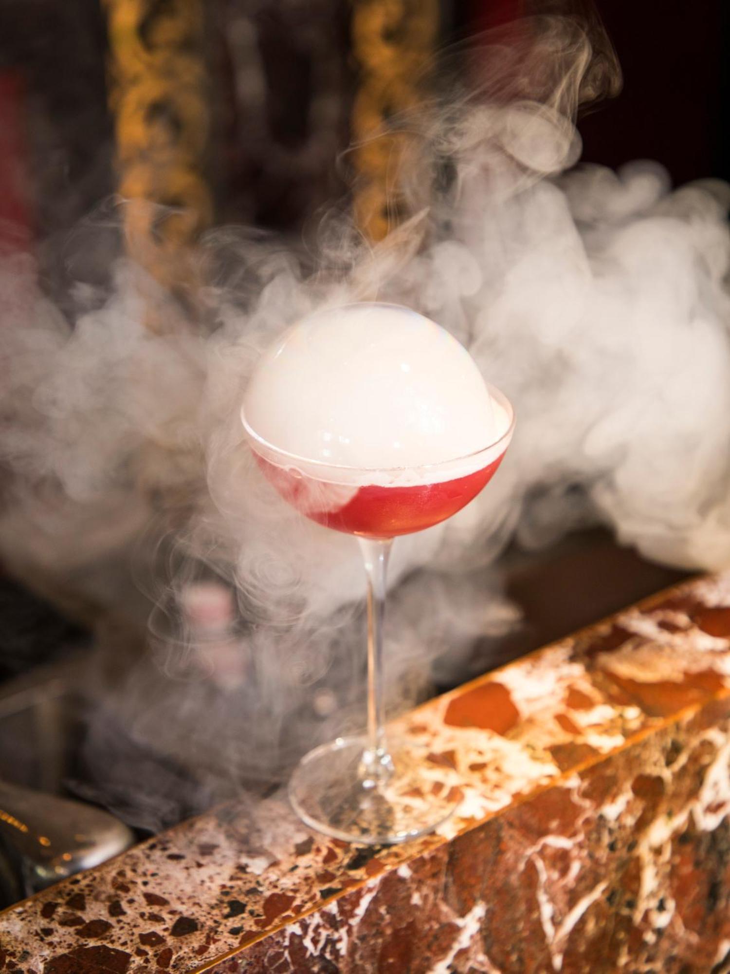 The Leela Ambience Gurugram Hotel&Residences Gurgaon Exterior foto A dry ice cocktail