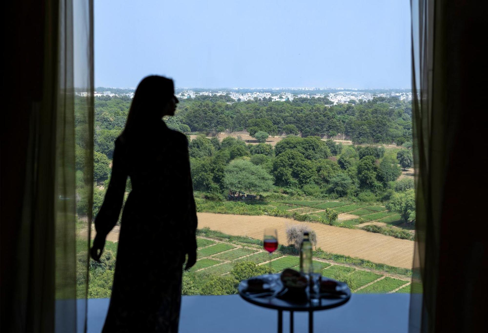 The Leela Ambience Gurugram Hotel&Residences Gurgaon Exterior foto View from the hotel