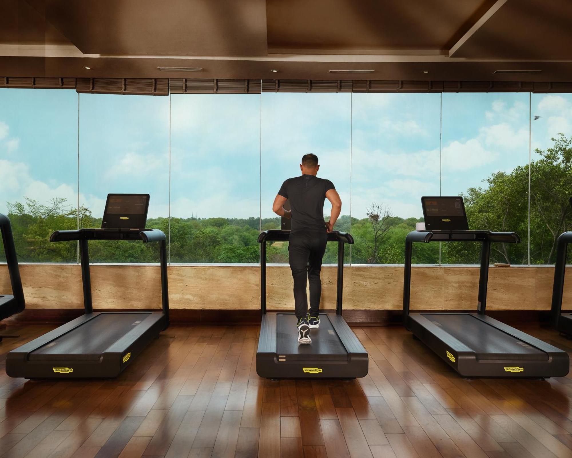 The Leela Ambience Gurugram Hotel&Residences Gurgaon Exterior foto A man on a treadmill