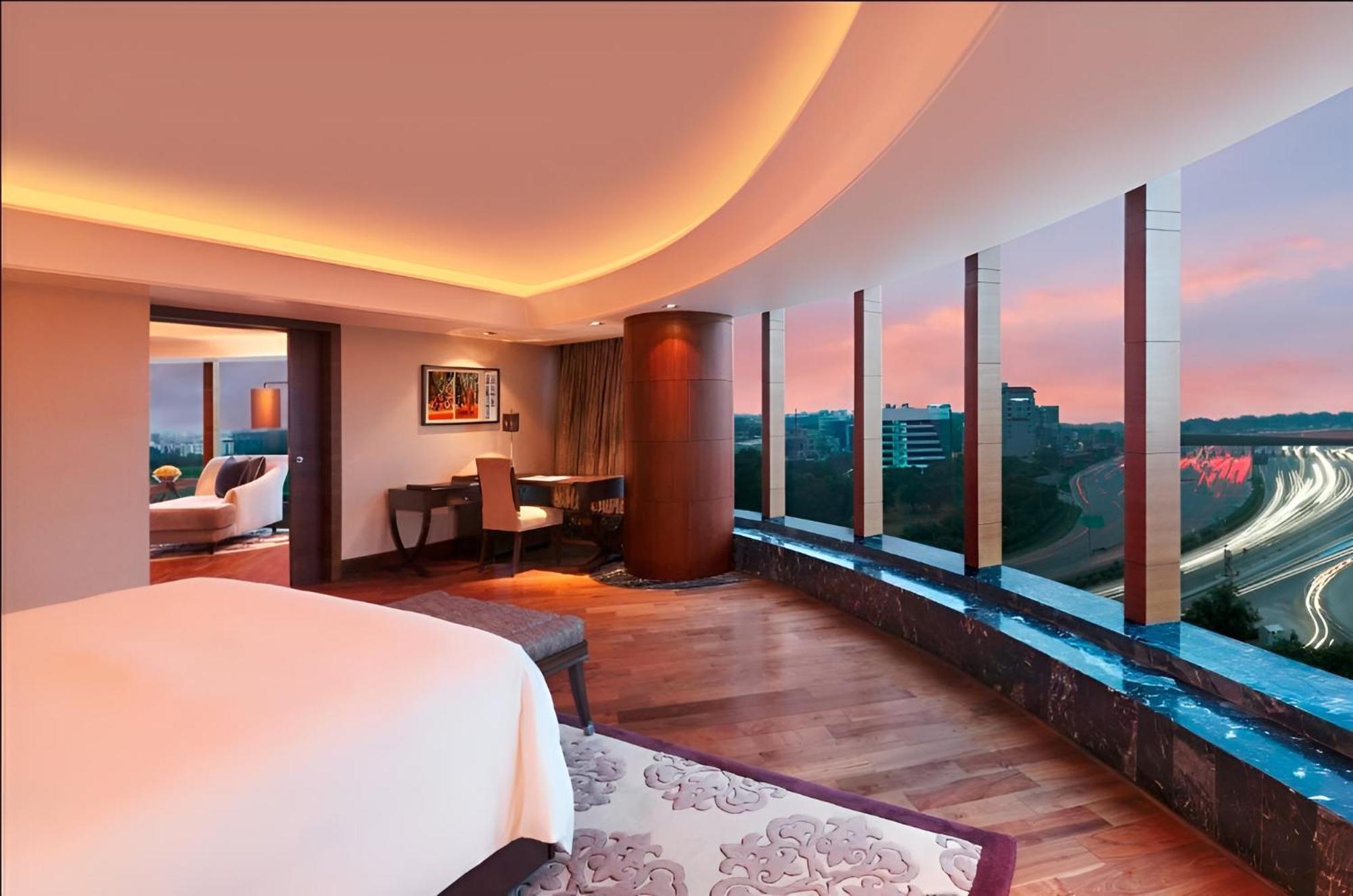 The Leela Ambience Gurugram Hotel&Residences Gurgaon Exterior foto A suite at the hotel