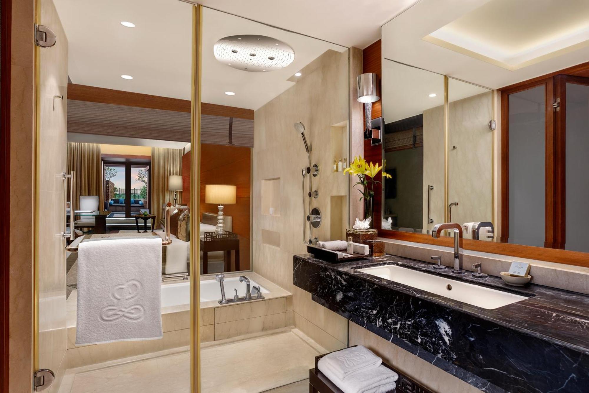 The Leela Ambience Gurugram Hotel&Residences Gurgaon Exterior foto Bathroom