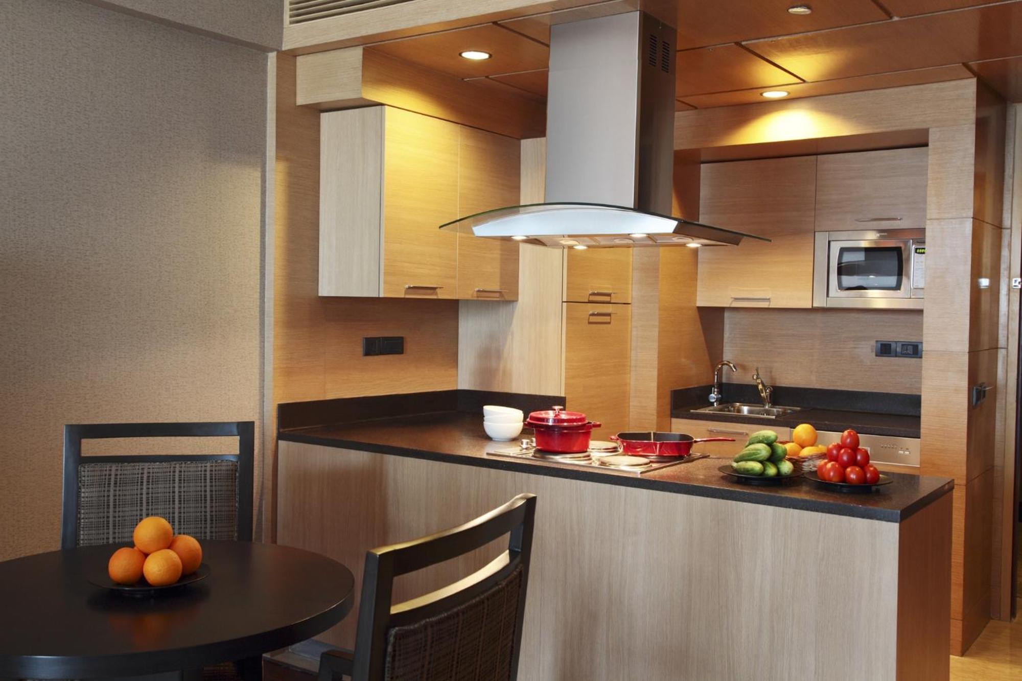 The Leela Ambience Gurugram Hotel&Residences Gurgaon Exterior foto A modern kitchen