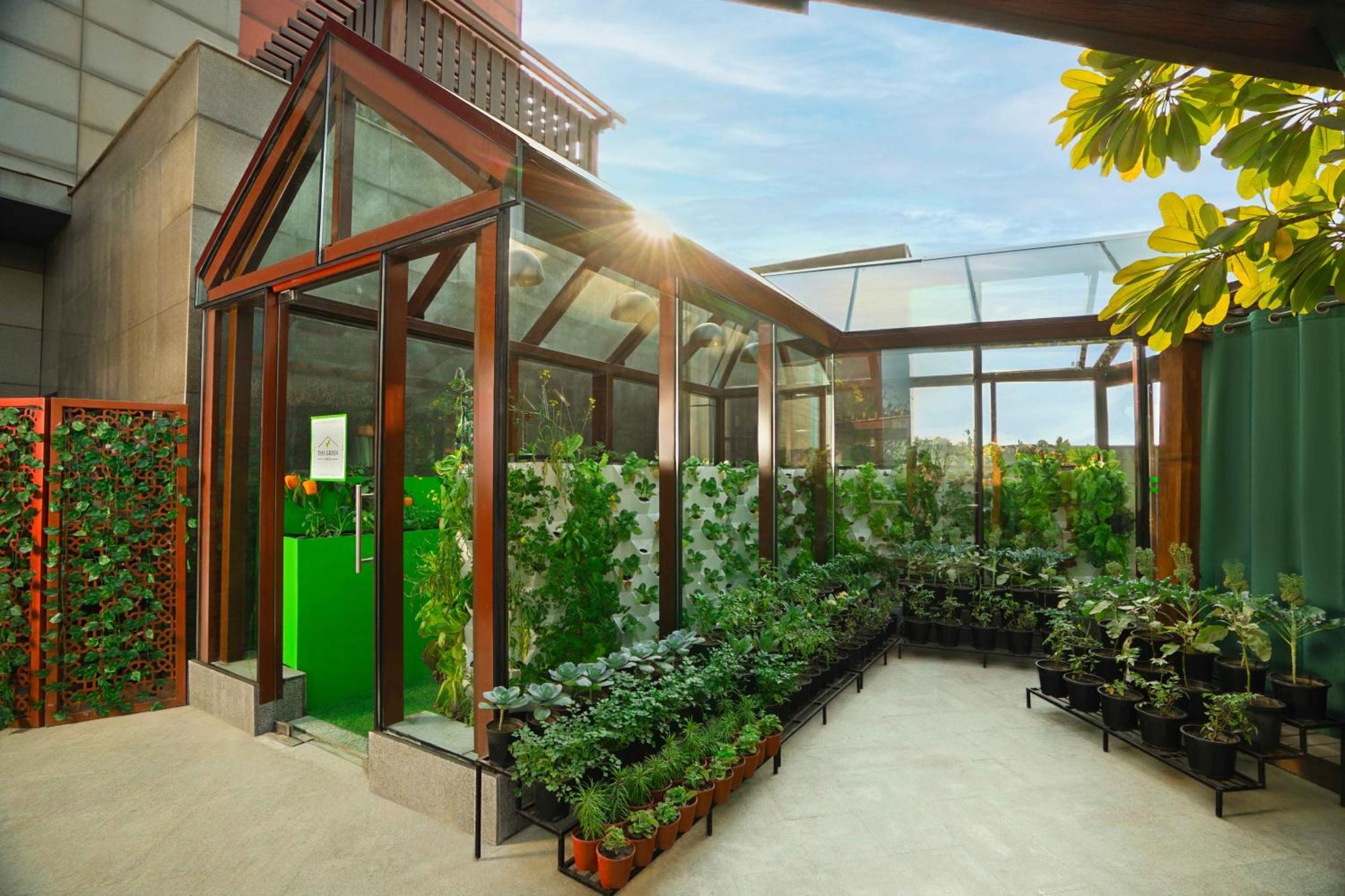 The Leela Ambience Gurugram Hotel&Residences Gurgaon Exterior foto The rooftop greenhouse