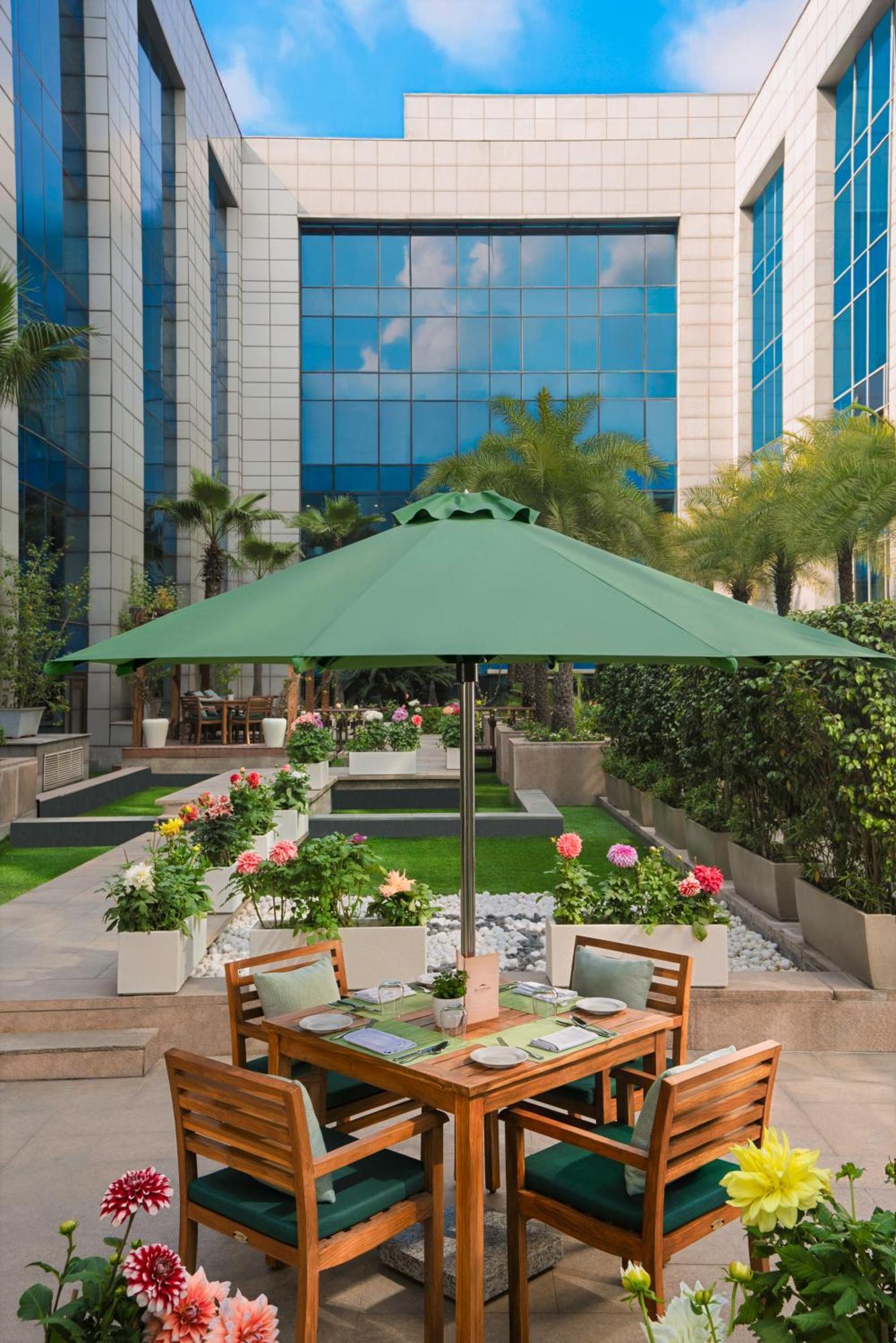 The Leela Ambience Gurugram Hotel&Residences Gurgaon Exterior foto A patio umbrella