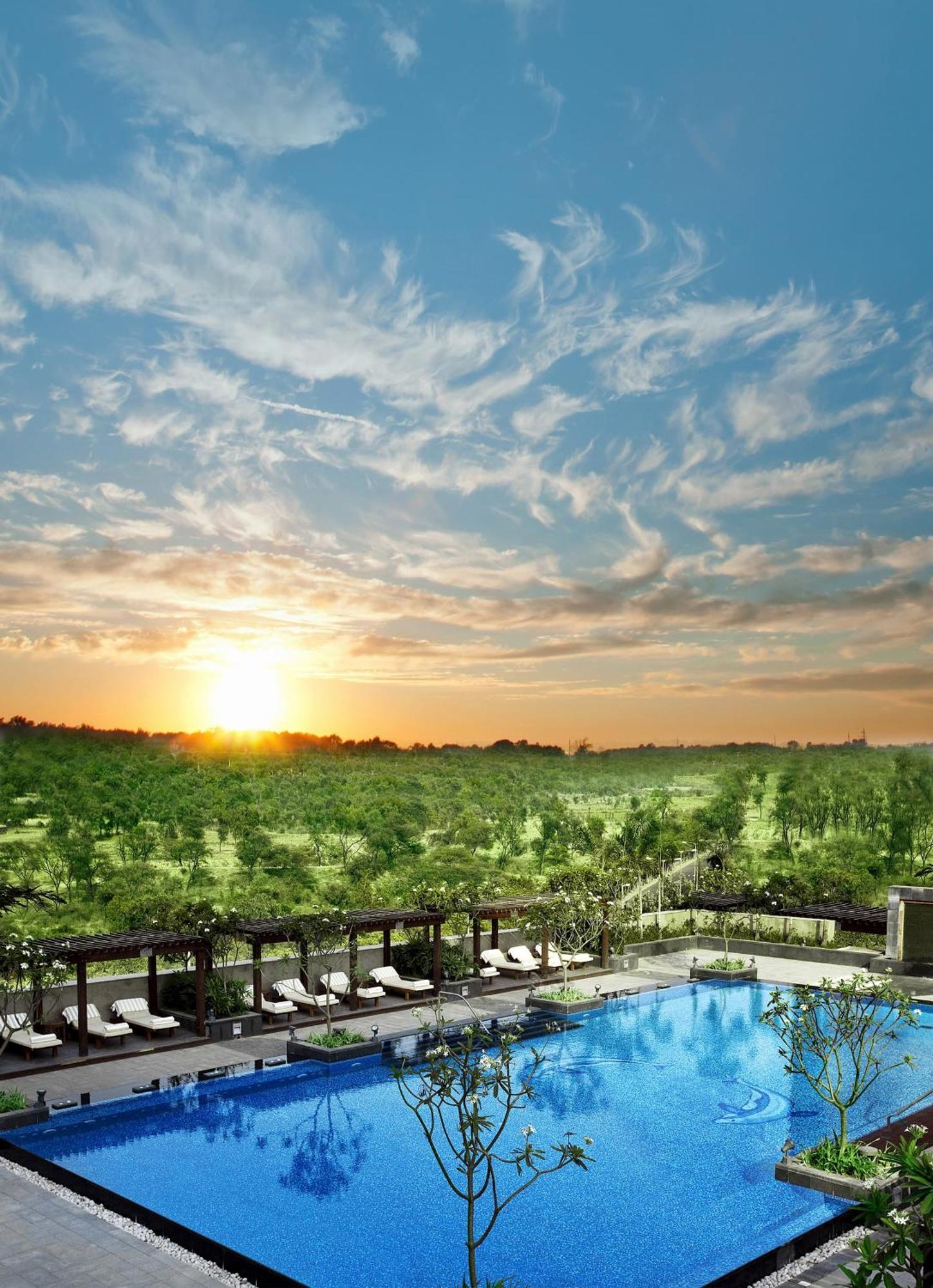 The Leela Ambience Gurugram Hotel&Residences Gurgaon Exterior foto Sunset at the vineyard