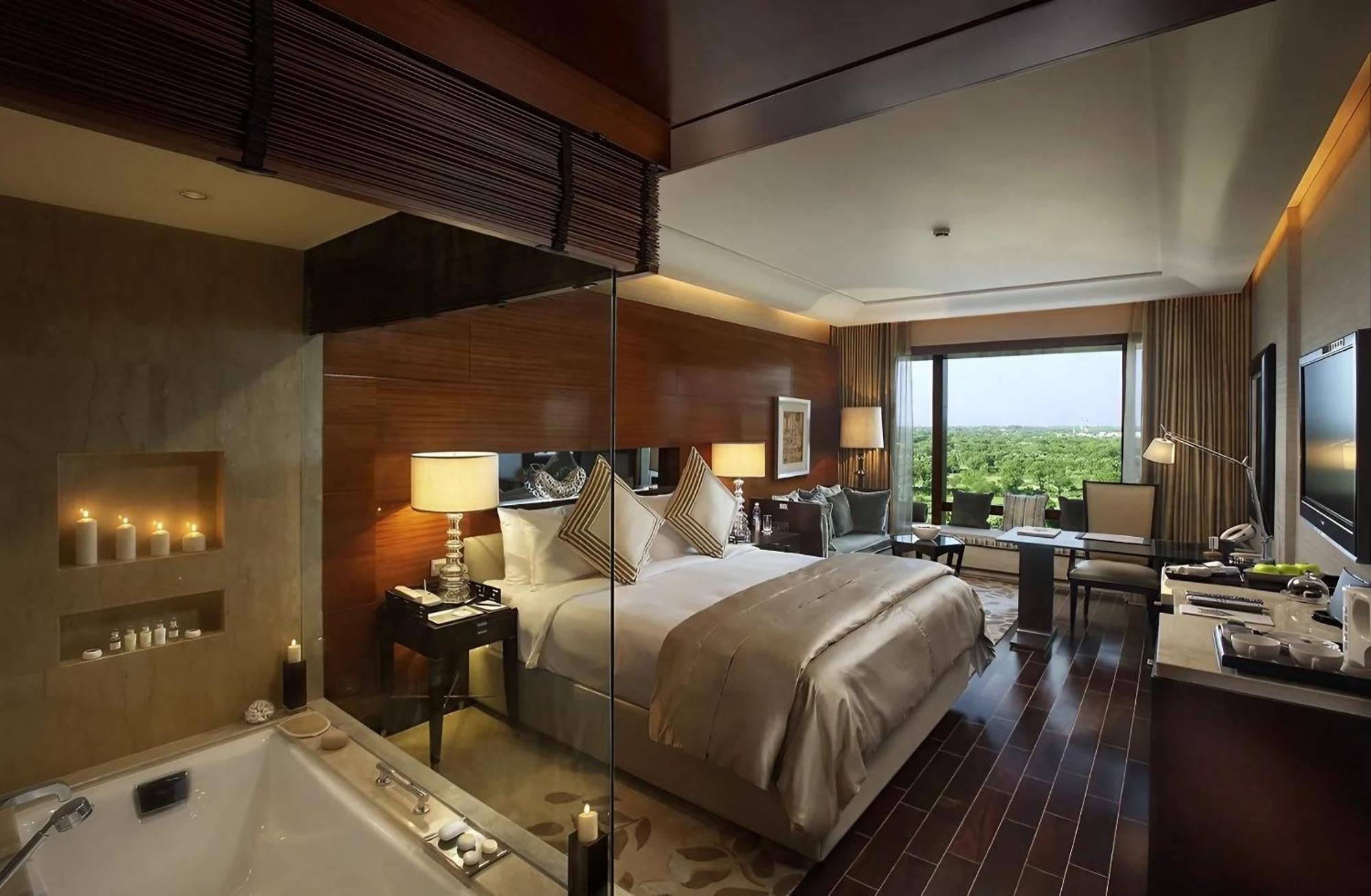 The Leela Ambience Gurugram Hotel&Residences Gurgaon Exterior foto A suite at the Taj Bengal