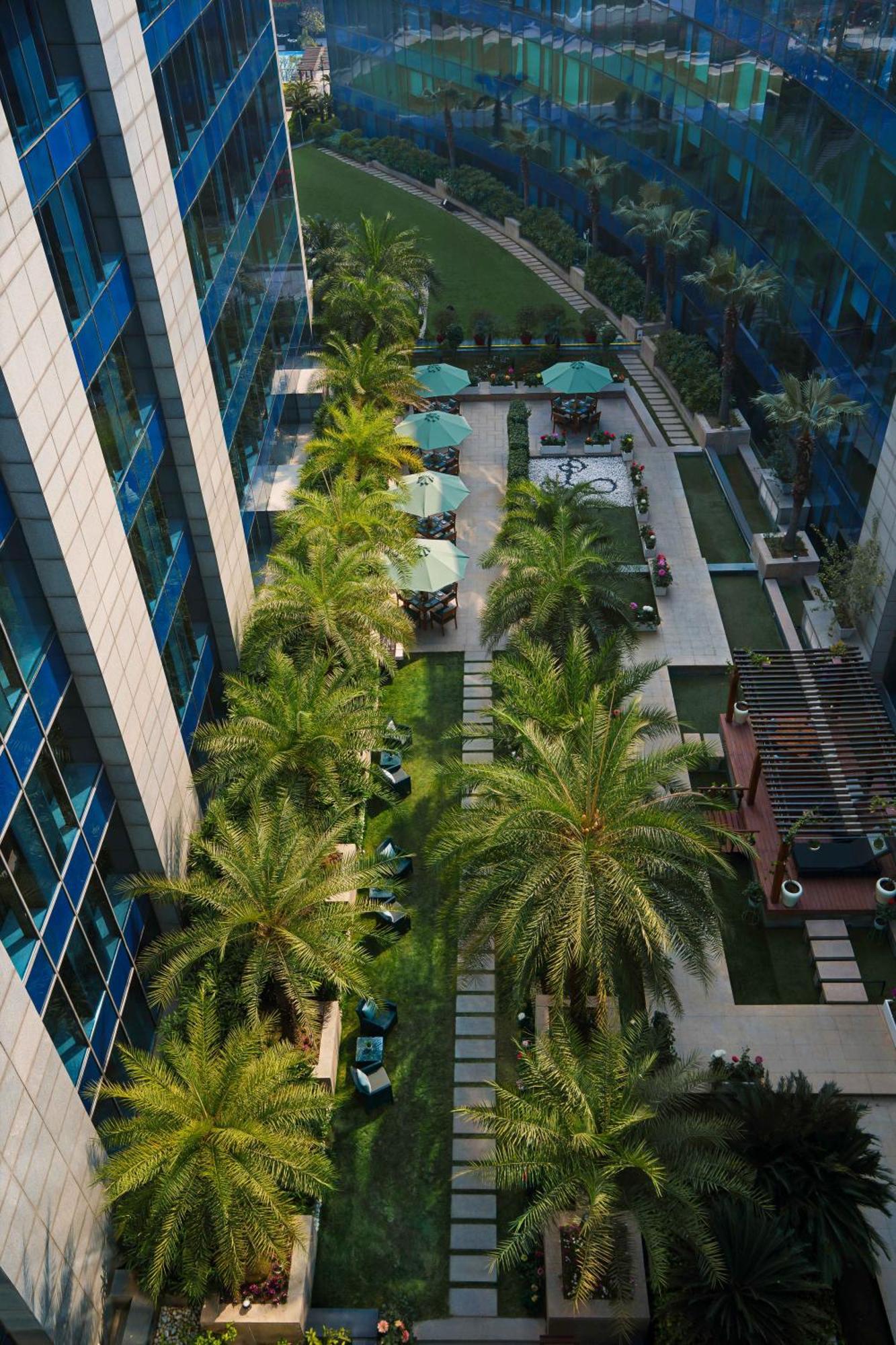 The Leela Ambience Gurugram Hotel&Residences Gurgaon Exterior foto The courtyard of the hotel