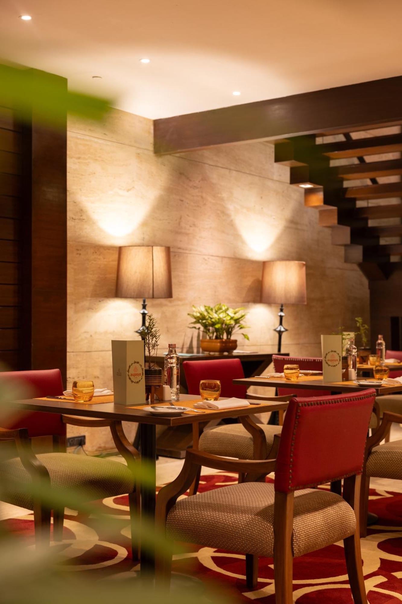 The Leela Ambience Gurugram Hotel&Residences Gurgaon Exterior foto The interior of the restaurant