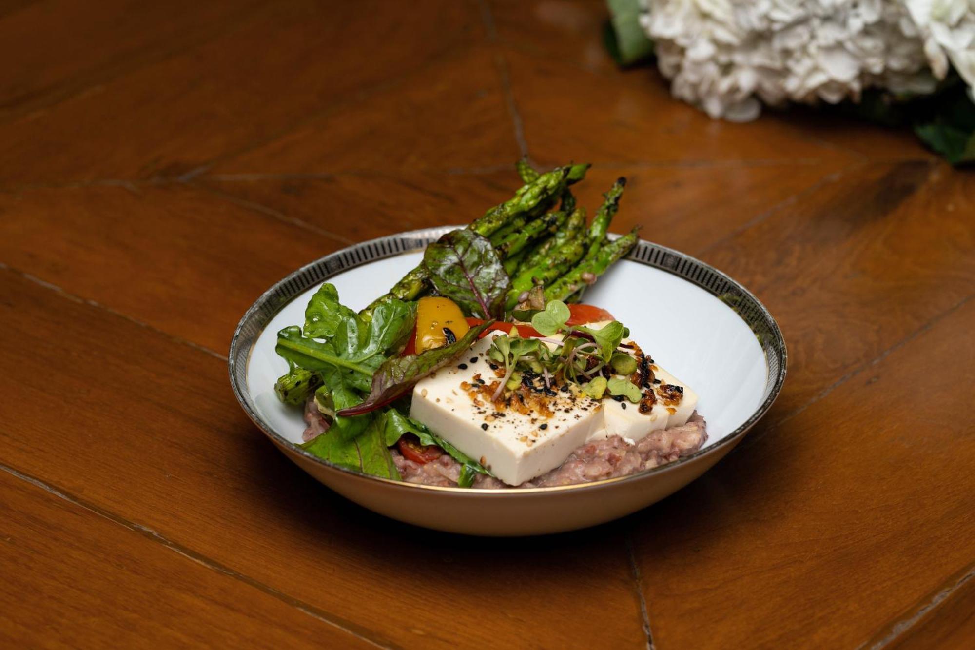 The Leela Ambience Gurugram Hotel&Residences Gurgaon Exterior foto A salad with tofu