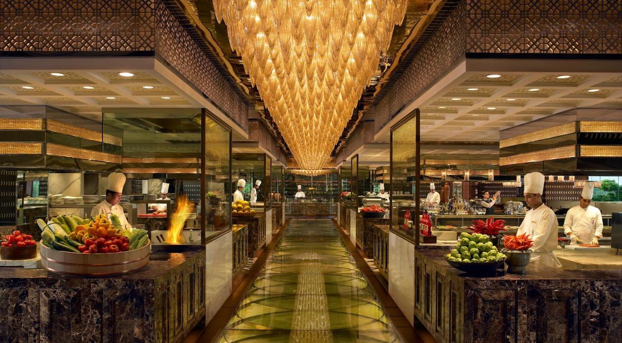 The Leela Ambience Gurugram Hotel&Residences Gurgaon Exterior foto The Live Kitche